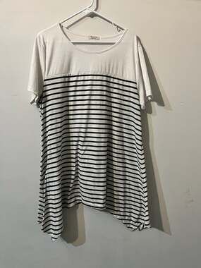 009-0086 Beyove Women's Black and White Striped Asymmetric Hem Size XXL